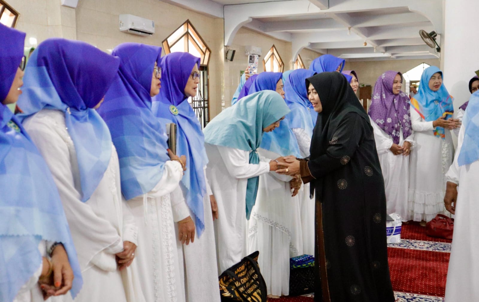 Bupati Sinjai, Hj. Ratnawati Arif, menghadiri Pengajian Bulanan Badan Kontak Majelis Taklim (BKMT) Kabupaten Sinjai yang dirangkaikan dengan kegiatan Tarhib Ramadan, di Masjid Nujumul Ittihad, Ahad (15/2/2026) pagi.